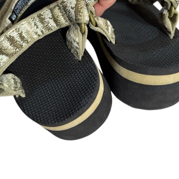 Teva womens Flatform Universal Sandal
 Iridescence Olive
Size 9 - Picture 4 of 6